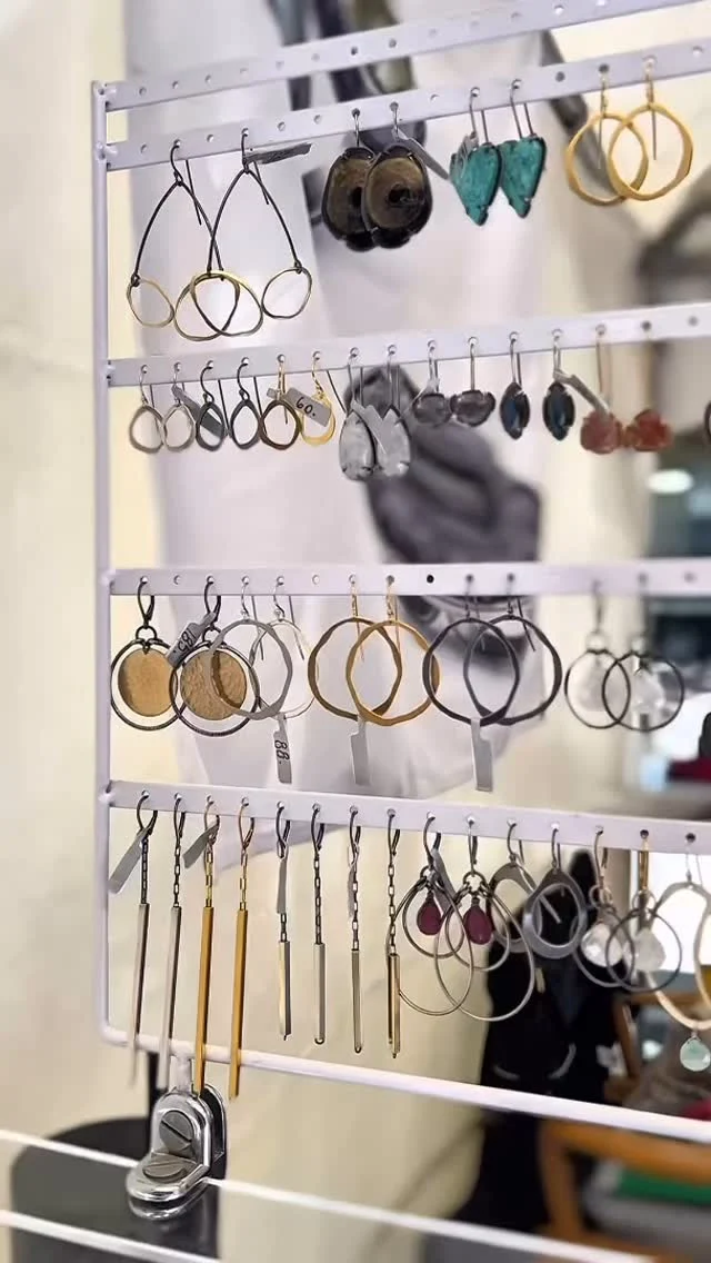Metalsmith Lisa Crowder approaches her designs in an architectural way, building form on top of form to create beautiful, wearable structures. We’re thrilled that she’ll exhibit her work once again at the Cherry Creek Arts Festival this July 4 to 6 in beautiful Denver, Colorado. 🍒🎨❤️

#cherrycreekartsfestival #artistsofinsta